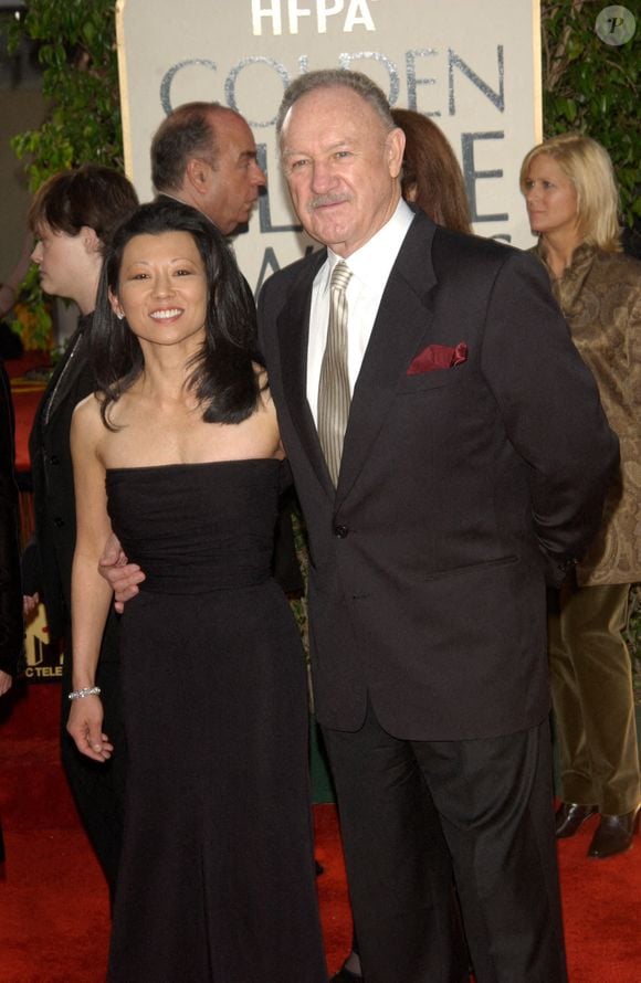 Alors qu’il se dirigeait vers l’extérieur de sa maison, son cœur a lâché, le laissant ainsi rejoindre sa femme, une semaine après son décès.

Gene Hackman et son épouse lors de la remise des Golden Globe Awards à l'hôtel Beverly Hills Hilton le 19 janvier 2003. Paul Smith / Featureflash Photo by Alamy/ABACAPRESS.COM