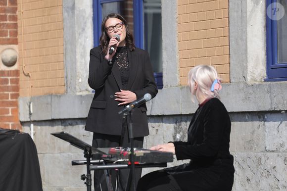 Alice on the roof au piano - 300 personnes réunies pour rendre hommage à Emilie Dequenne dans sa ville de Chièvres (Belgique), le 9 avril 2025, quelques semaines après son décès prématuré, survenu le 16 mars 2025. © Photonews / Bestimage