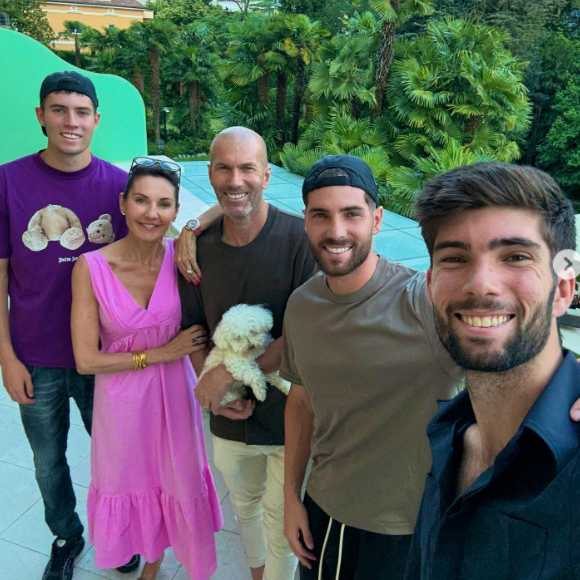 Toute la petite famille a profité du cadre somptueux.
La famille de Zinedine Zidane