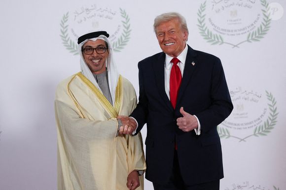 Le cheikh Mansour bin Zayed Al Nahyan, vice-président et vice-premier ministre des Émirats arabes unis (à gauche) serre la main du président américain Donald Trump lors du sommet de la paix de Charm el-Cheikh en Égypte. Date de la photo : lundi 13 octobre 2025.  
Suzanne Plunkett / Pa Photos / Bestimage