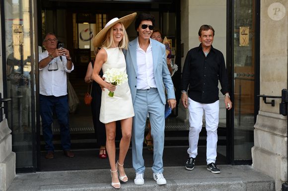 Les jeunes mariés, Jean-Luc Lahaye et sa femme Paola (Lahaye-Aubin) à la sortie de la mairie du 18ème arrondissement de Paris - J.L.Lahaye s'est marié en secondes noces avec sa compagne P.Aubin à la mairie du 18ème arrondissement de Paris, le 2 juillet 2025. © Agence / Bestimage
