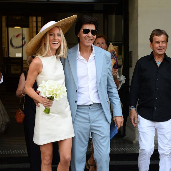 Les jeunes mariés, Jean-Luc Lahaye et sa femme Paola (Lahaye-Aubin) à la sortie de la mairie du 18ème arrondissement de Paris - J.L.Lahaye s'est marié en secondes noces avec sa compagne P.Aubin à la mairie du 18ème arrondissement de Paris, le 2 juillet 2025. © Agence / Bestimage