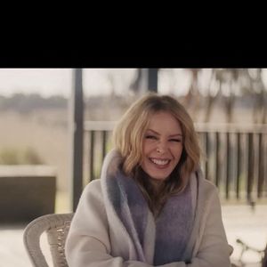 La musique, notamment le titre Padam Padam, l’a aidée à aller mieux.

Kylie Minogue dans les coulisses de la série documentaire Netflix. Backgrid UK/ Bestimage