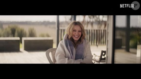 La musique, notamment le titre Padam Padam, l’a aidée à aller mieux.

Kylie Minogue dans les coulisses de la série documentaire Netflix. Backgrid UK/ Bestimage
