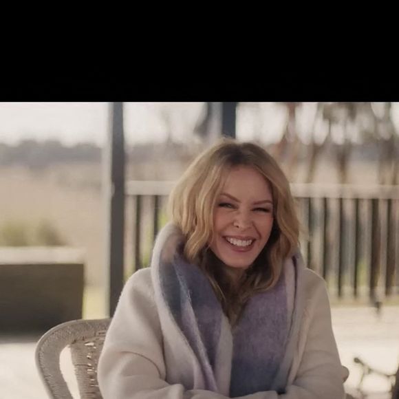 La musique, notamment le titre Padam Padam, l’a aidée à aller mieux.

Kylie Minogue dans les coulisses de la série documentaire Netflix. Backgrid UK/ Bestimage
