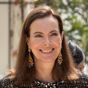 Carole Bouquet arrivant au défilé Chanel dans le cadre de la semaine de la mode haute couture le 08 juillet 2025 à Paris, France. Photo by Nasser Berzane/ABACAPRESS.COM
