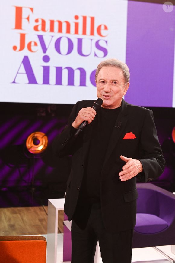 Michel Drucker lors de l'enregistrement de l'émission "Famille je vous aime" présentée par M.Drucker et qui sera diffusée le 29 décembre sur France 3, au studio Rive gauche, à Paris, France, le 2 décembre 2025. © Gaffiot-Perusseau/Bestimage