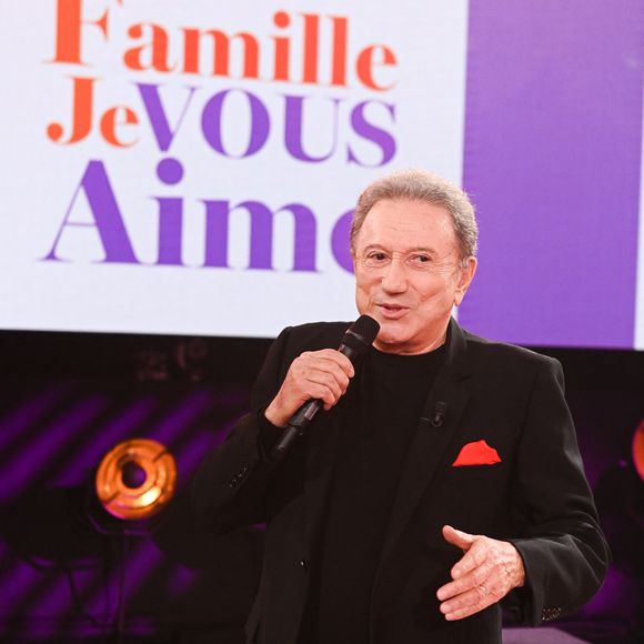 Michel Drucker lors de l'enregistrement de l'émission "Famille je vous aime" présentée par M.Drucker et qui sera diffusée le 29 décembre sur France 3, au studio Rive gauche, à Paris, France, le 2 décembre 2025. © Gaffiot-Perusseau/Bestimage