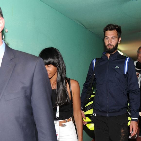 La chanteuse Shy'm était présente au Monte Carlo Country Club pour le Monte-Carlo Rolex Masters de tennis 2016 à Roquebrune Cap Martin le 13 avril 2016 pour soutenir son fiancé le tennisman français Benoit Paire qui a remporté son match contre le portugais Joao Sousa. Dans la tribune elle était au côtés de ses parents Philippe et Eliane, assis au second rang derrière elle, et de son frère Thomas.
© Bruno Bebert / Bestimage