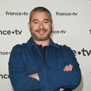 Celui d'Ali Baddou.

Ali Baddou au photocall pour la conférence de presse de rentrée de France TV à la Grande Halle de la Villette à Paris, France, le 6 juillet 2022. © Coadic Guirec/Bestimage