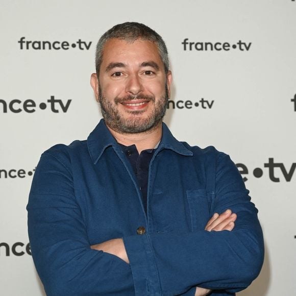 Celui d'Ali Baddou.

Ali Baddou au photocall pour la conférence de presse de rentrée de France TV à la Grande Halle de la Villette à Paris, France, le 6 juillet 2022. © Coadic Guirec/Bestimage