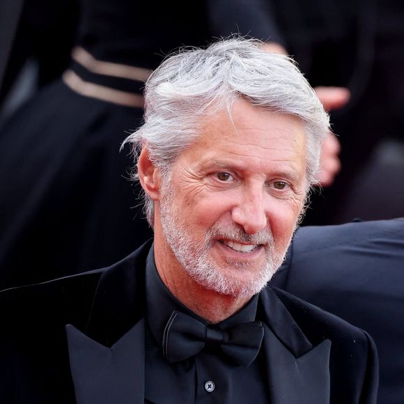 Antoine de Caunes - Montée des marches du film « La plus précieuse des marchandises  » lors du 77ème Festival International du Film de Cannes, au Palais des Festivals à Cannes. Le 24 mai 2024
© Jacovides-Moreau / Bestimage