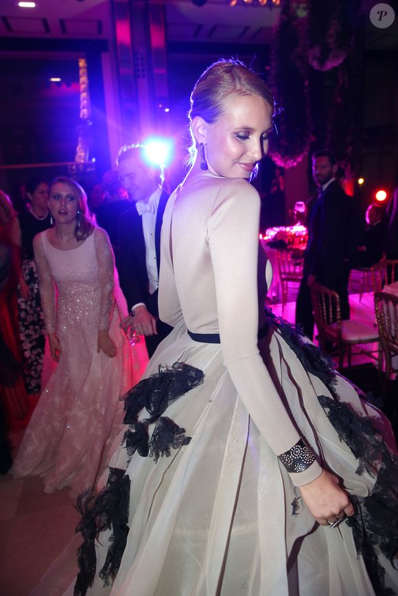 Exclusif - La comtesse Victoria von Faber-Castell (robe Stéphane Rolland Haute Couture, bijoux Payal New York) - Ouverture du bal - Vingt-troisième édition du Bal au Palais de Chaillot à Paris, le 28 novembre 2015. Les débutantes sont maquillées par M.A.C Cosmetics et coiffées par Alexandre de Paris sous la direction artistique de Jean-Luc Minetti. Christian Louboutin est le chausseur des jeunes filles. A partir de 2015, le Bal soutient Seleni Institute (www.seleni.org), une association à but non lucratif, basée à New York, qui vient en aide aux mères, et plus spécialement aux mères adolescentes. Depuis 2009, le Bal est donné au profit d'Enfants d'Asie, dont la mission est de développer la scolarisation des jeunes filles défavorisées d'Asie du Sud-Est. Le joaillier Payal New York, le groupe Renault et l'Hôtel de Crillon parrainent le Bal qui marque l'entrée dans le monde de la Couture et des Médias de jeunes filles venues du monde entier. © Le Bal/Jacovides/Borde/Moreau/Bestimage - Remerciements : Bijoux par Payal New York, Maquillage Mac Cosmetics, Coiffure Alexandre de Paris sous la direction artistique de jean-Luc Minetti, Chaussures par Christian Louboutin. Au profit de Seleni Institute : www.seleni.org