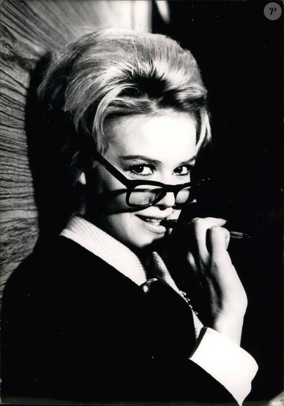 Feb. 02, 1963 - Sophie Daumier deviendra-t-elle une nouvelle Brigitte Bardot ? Sous la direction de Marcel Bluwal et dans un scénario de Pierre Tcernia intitulé ''Carambolages'' la jolie Sophie Daumier aura pour partenaire Jean Claude Brialy. Certains pensent qu'elle s'affirmera comme une concurrente de Brigitte Bardot, bien que Sophie Daumier garde toute sa personnalité. Elle incarnera une jeune secrétaire ravissante et distinguée.  (Crédit image : ? Keystone Press Agency/ZUMA Press Wire)