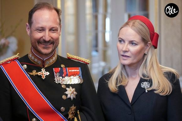 Le roi Philippe et la reine Mathilde de Belgique accueillis par la famille royale de Norvège au palais à Oslo, le 24 mars 2026. Le couple royal était entouré du roi Harald V de Norvège, de la reine Sonja de Norvège, de la princesse Mette-Marit de Norvège, et du prince Haakon de Norvège. NTB / Bestimage