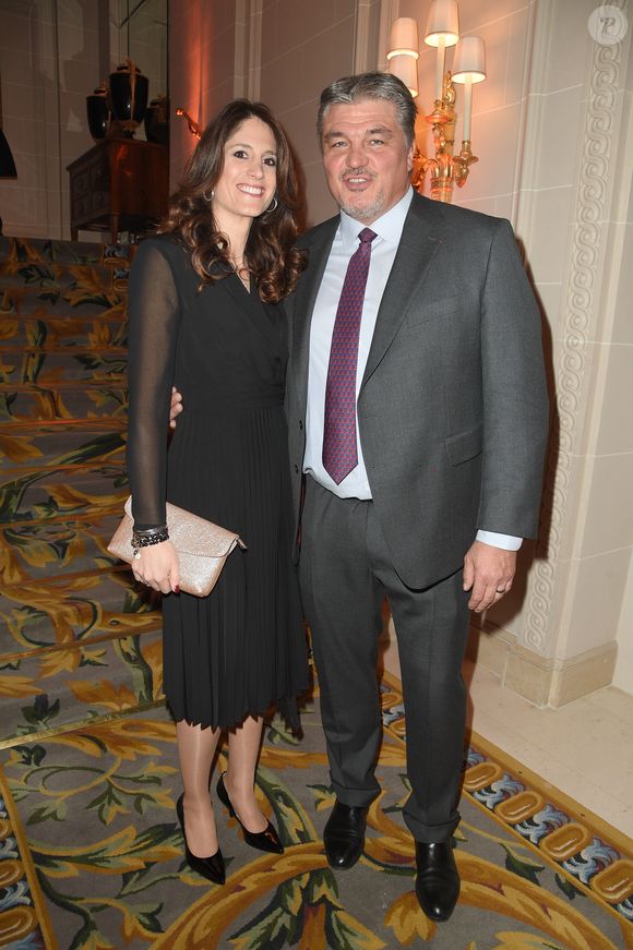 Le 4 avril 2025, la femme de David Douillet a été élue deuxième dauphine de l’élection Miss Châtillon Pays de Dombes. 

David Douillet et sa femme Vanessa Carrara - 3ème Gala caritatif des "Stéthos d'Or" qui récompensent les artistes qui contribuent au bien-être de tous, organisé par la Fondation pour la Recherche en Physiologie au George V à Paris, le 11 mars 2019. © Coadic Guirec/Bestimage