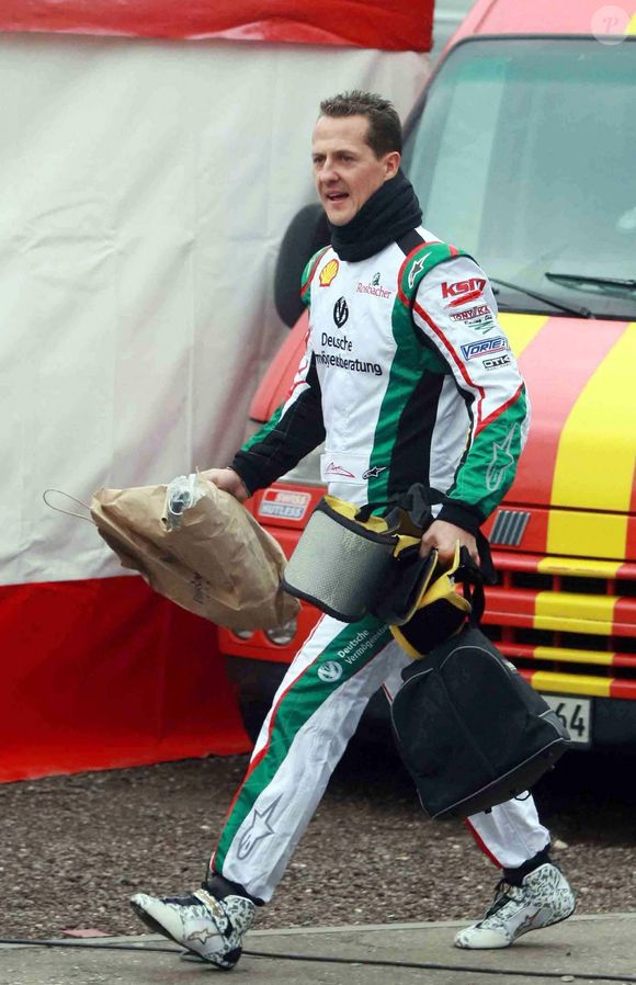 Michael Schumacher au volant d'une voiturette à Kerpen, Allemagne, le 13 décembre 2009. Photo by Herbet Bucco/Action Press/Cameleon/ABACAPRESS.COM