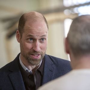 Le prince William arbore depuis quelques mois une jolie barbe de quelques jours. 

Le duc de Rothesay, le prince William visitent le Carnoustie and Monifieth Men's Shed Carnoustie, Écosse. © Michael Schofield/The Sun/News Licensing/ABACAPRESS.COM
