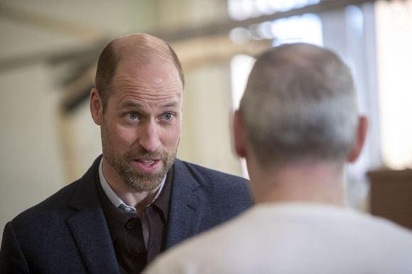 Le prince William arbore depuis quelques mois une jolie barbe de quelques jours. 

Le duc de Rothesay, le prince William visitent le Carnoustie and Monifieth Men's Shed Carnoustie, Écosse. © Michael Schofield/The Sun/News Licensing/ABACAPRESS.COM