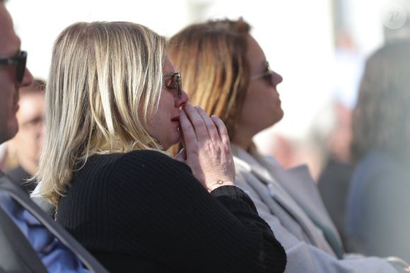 Audrey Dequenne, la soeur d'E.Dequenne - 300 personnes réunies pour rendre hommage à Emilie Dequenne dans sa ville de Chièvres (Belgique), le 9 avril 2025, quelques semaines après son décès prématuré, survenu le 16 mars 2025. Une plaque commémorative a été installée dans la salle des Pas Perdus de l'hôtel de ville, renommée "Espace Émilie Dequenne". La famille de la comédienne a lancé un appel aux dons pour soutenir la lutte contre le cancer. © Photonews / Bestimage