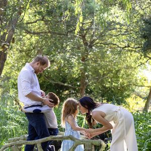 Carte de voeux 2025 de Meghan et Harry avec leurs enfants Archie et Lilibet.