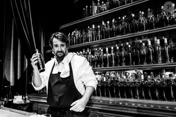 Exclusif - Laurent Regairaz, dit Chicandier, - "À crédit et en stéréo", une soirée avec Laurent Gerra et Eddy Mitchell, 9 musiciens (et un barman, l'humoriste Chicandier) pour un spectacle unique de chansons et d'humour, spécialement créé pour être diffusé sur Internet le 27 mai 2021. Au programme : des tubes d'Eddy, bien sûr, et des imitations de son complice. Paris le 24/05/2021 © ANDRED / Bestimage