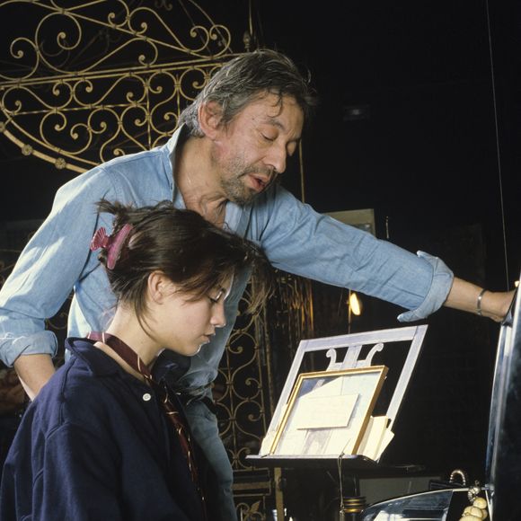 avec Charlotte Gainsbourg mais surtout ces déclarations du chanteur qui auraient pu blesser la jeune fille qu'elle était à l'époque. 

Archives - En France, à Paris, Serge Gainsbourg chez lui avec sa fille Charlotte dans son hotel particulier de la rue de Verneuil, posant au milieu de son bric-à-brac où il entasse des objets hétéroclites en mai 1985.  © Michel Marizy via Bestimage