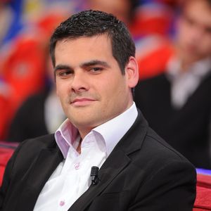 Matthieu Lartot sur le plateau de l'émission "Vivement dimanche". © Guillaume Gaffiot /Bestimage