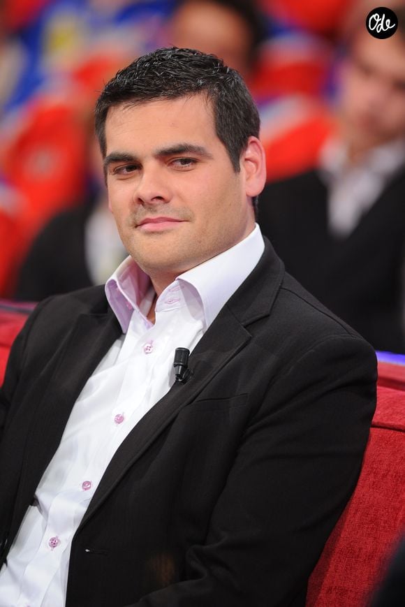Matthieu Lartot sur le plateau de l'émission "Vivement dimanche". © Guillaume Gaffiot /Bestimage
