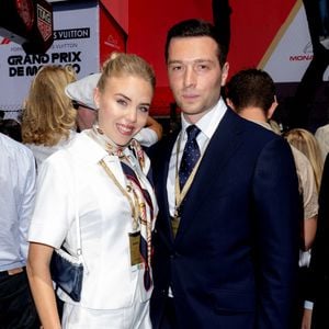 Elle arborait un total look blanc, rehaussé d'un foulard noué autour du cou. 
Jordan Bardella avec sa compagne la princesse Maria Carolina de Bourbon-Deux-Siciles assistent au Formula 1 Louis Vuitton Grand Prix de Monaco 2026 le 7 juin 2026. © Olivier Huitel/Pool Monaco/Bestimage