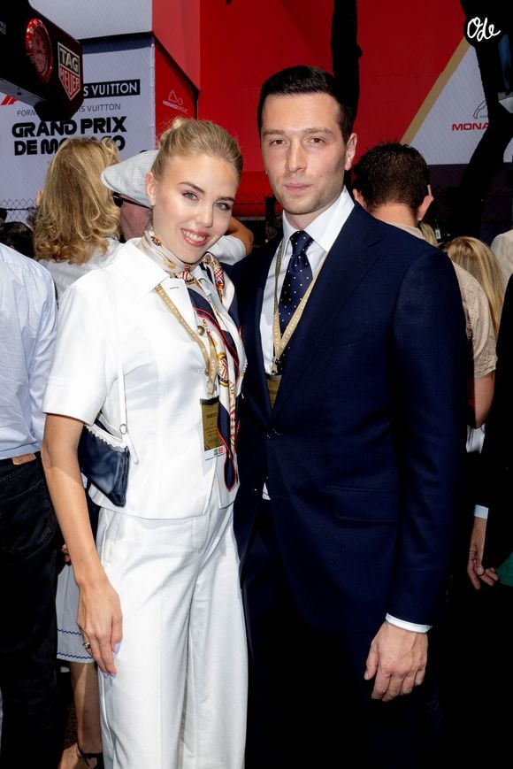 Elle arborait un total look blanc, rehaussé d'un foulard noué autour du cou. 
Jordan Bardella avec sa compagne la princesse Maria Carolina de Bourbon-Deux-Siciles assistent au Formula 1 Louis Vuitton Grand Prix de Monaco 2026 le 7 juin 2026. © Olivier Huitel/Pool Monaco/Bestimage