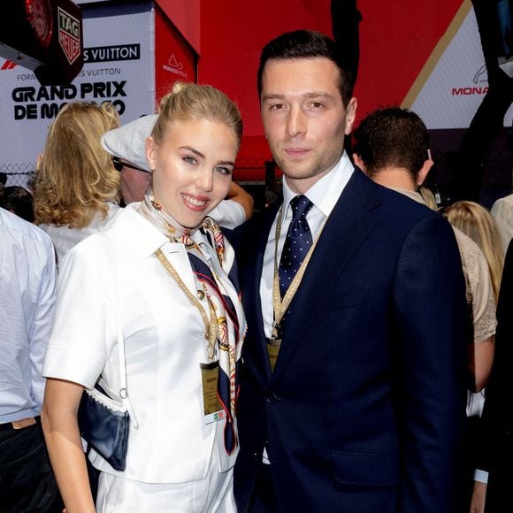 Elle arborait un total look blanc, rehaussé d'un foulard noué autour du cou. 
Jordan Bardella avec sa compagne la princesse Maria Carolina de Bourbon-Deux-Siciles assistent au Formula 1 Louis Vuitton Grand Prix de Monaco 2026 le 7 juin 2026. © Olivier Huitel/Pool Monaco/Bestimage