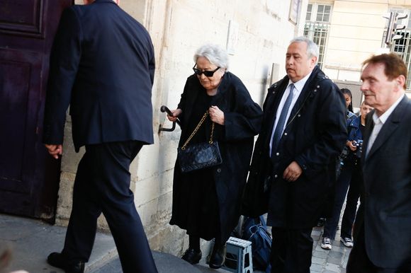 Mais Xavière et Dominique Tiberi ont également pu compter sur de nombreuses figures politiques et de nombreuses célébrités, qui ont croisé le chemin de leur époux et père, pendant sa longue carrière à l'UDR, au RPR, puis à l'UMP.

Xavière Tibéri et Dominique Tibéri, la femme et le fils de J. Tibéri - Arrivées aux obsèques de Jean Tibéri, maire de Paris de 1995 à 2001, en l'église Saint-Etienne-du-Mont à Paris le 3 juin 2025. © Christophe Clovis / Bestimage