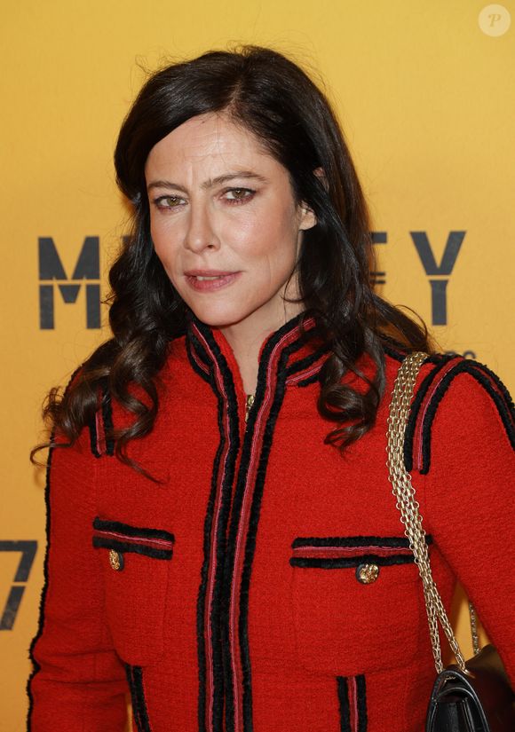 "Je ne peux pas vivre avec des fenêtres que d'un côté. Là il y a comme un jardin parce que c'est ouvert sur l'extérieure et des deux côtés il y a de la végétation", explique-t-elle.

Anna Mouglalis - Avant-première du film "Mickey 17" au cinéma Pathé Palace à Paris, le 16 février 2025.
© Guirec Coadic / Bestimage