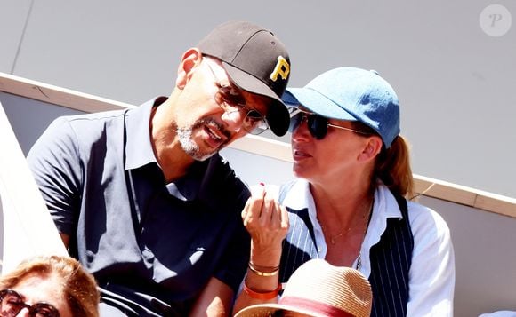 Roschdy Zem et sa compagne Sarah Poniatowski dans les tribunes lors des Internationaux de France de Tennis de Roland Garros 2026, à Paris, France, le 25 mai 2026. © Jacovides-Moreau/Bestimage