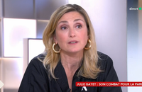 Julie Gayet dans "C à Vous", capture d'écran France 5.