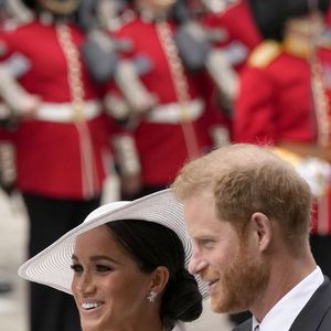 Le prince Harry, duc de Sussex, et Meghan Markle, duchesse de Sussex lors de la messe du jubilé, célébrée à la cathédrale Saint-Paul de Londres, Royaume Uni, le 3 juin 2022.

© Avalon/Panoramic/Bestimage