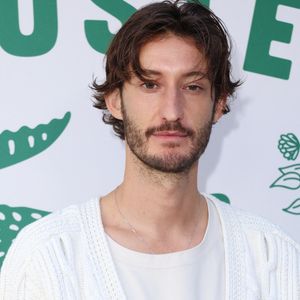 Pierre Niney au photocall du défilé Lacoste Collection Femme Prêt-à-Porter Printemps/Eté 2026 lors de la Fashion Week de Paris (PFW), au Lycée Carnot, à Paris, France, le 5 octobre 2025. © Sam Delpech/Bestimage