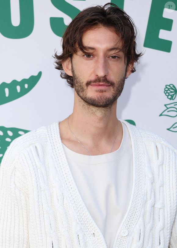 Pierre Niney au photocall du défilé Lacoste Collection Femme Prêt-à-Porter Printemps/Eté 2026 lors de la Fashion Week de Paris (PFW), au Lycée Carnot, à Paris, France, le 5 octobre 2025. © Sam Delpech/Bestimage