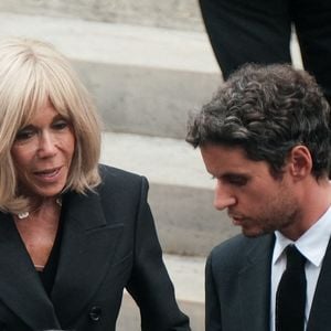 Brigitte Macron et Gabriel Attal - Sorties des obsèques de Thierry Ardisson en l’église Saint-Roch de Paris, France, le 17 juillet 2025. © Bestimage