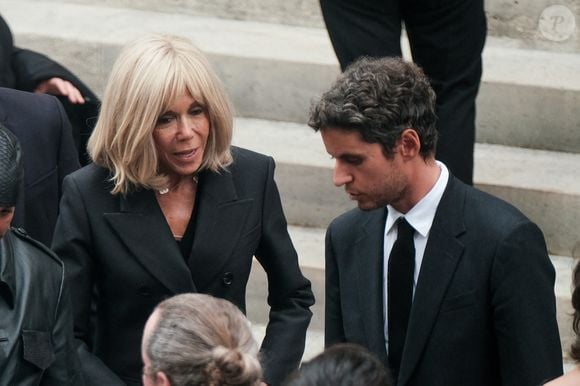 Photo : Brigitte Macron et Gabriel Attal - Sorties des obsèques de Thierry  Ardisson en l'église Saint-Roch de Paris, France, le 17 juillet 2025. ©  Bestimage - Purepeople