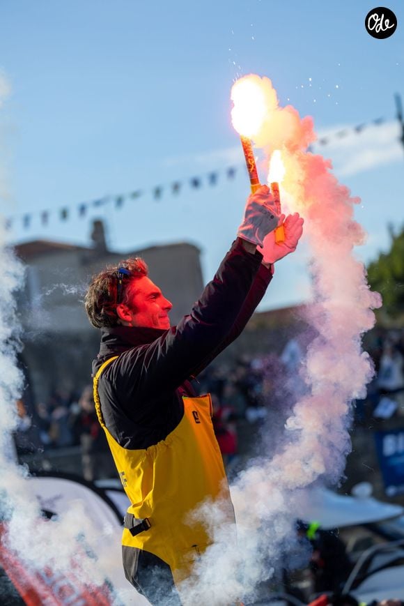 Le skipper de Macif Charlie Dalin remporte la dixième édition du tour du monde en solitaire Vendée Globe en pulvérisant le record de l’épreuve en 64 jours, 19 heures 22 minutes et 49 secondes aux Sables-d'Olonne, France, le 14 janvier 2025. © Alexis Courcoux/Psnewz/Bestimage