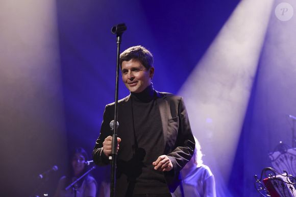 Enrico Macias et Thomas Sotto  - Concert d’Enrico Macias pour sa tournée La Fête Continue ! dans la salle de spectacle Le Dôme de Paris - Palais des Sports à Paris, France, le 15 mars 2025. © Jack Tribeca/Bestimage