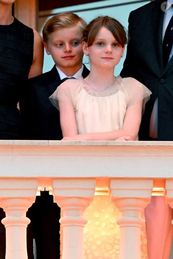 Le prince Jacques de Monaco, marquis des Baux, La princesse Gabriella de Monaco, comtesse de Carladès lors de la célébration de la fête de la Saint Jean sur la Place du Palais princier de Monaco, le 23 juin 2025.

La Saint Jean est à l'origine une fête païenne puis chrétienne. Pour les païens, c'était une fête qui célébrait les moissons. Une fois christianisée, cette fête est devenue celle du solstice d'été et donc la fête de la lumière.

© Bruno Bebert / Bestimage