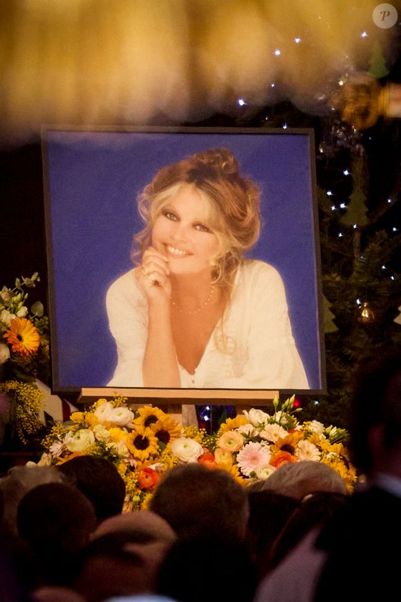 Lors des obsèques de Brigitte Bardot, organisées à Saint-Tropez, le monde entier a pu découvrir le choix de la star pour son repos éternel.

Portrait de Brigitte Bardot dans l'église - Arrivées aux obsèques de Brigitte Bardot en l'église Paroissiale Notre-Dame-de-l'Assomption de Saint-Tropez, France, le 7 janvier 2026.  © Jacovides-Moreau/Bestimage