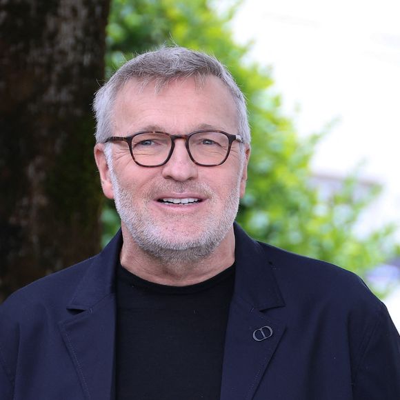 Malgré cette déconvenue, Laurent Ruquier ne manque pas de projets. Il rejoint T18, la nouvelle chaîne de la TNT qui sera lancée le 6 juin prochain sur le canal 18. 

Laurent Ruquier - Photocall avec l'équipe de l'émission de radio "Les grosses têtes" lors de la 17ème édition du Festival du Film Francophone de Angoulême (FFA). Le 29 août 2024
© Coadic Guirec / Bestimage