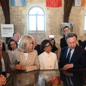 Le président français Emmanuel Macron, Brigitte Macron, la ministre française de la Culture Rachida Dati et le journaliste français Stéphane Bern lors d'une visite du manège de l'abbaye de Pontlevoy, à Pontlevoy, en France, le 19 septembre 2025. Photo par Eliot Blondet/ABACAPRESS.COM