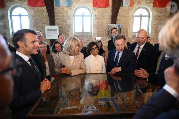 Le président français Emmanuel Macron, Brigitte Macron, la ministre française de la Culture Rachida Dati et le journaliste français Stéphane Bern lors d'une visite du manège de l'abbaye de Pontlevoy, à Pontlevoy, en France, le 19 septembre 2025. Photo par Eliot Blondet/ABACAPRESS.COM