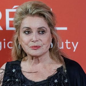 Catherine Deneuve assiste au deuxième gala de charité organisé au profit de la fondation Umbrella à l'hôtel Hyatt Regency de Düsseldorf, en Allemagne, le 28 mai 2026. Photo : Oliver Langel/ddp/ABACAPRESS.COM
