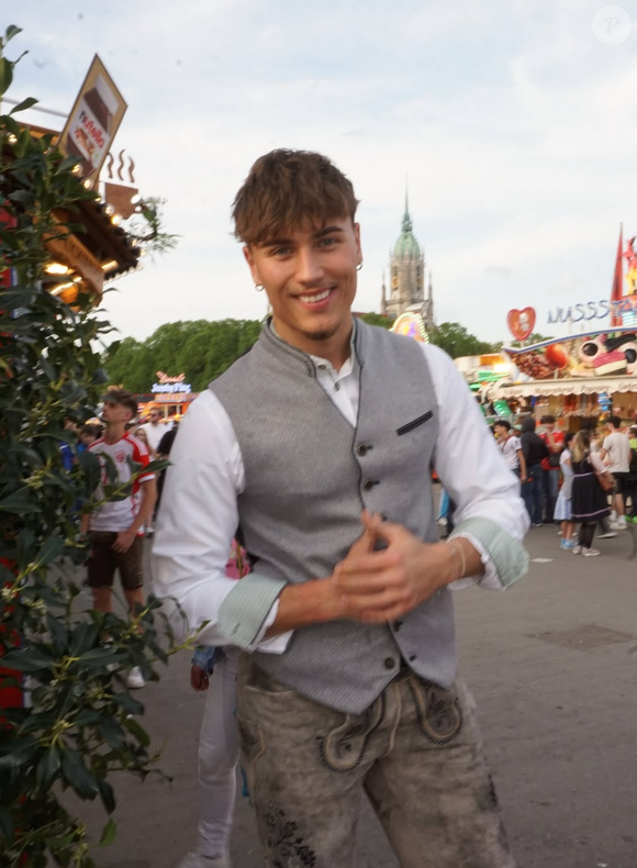 Repéré par les internautes grâce à une vidéo postée sur les réseaux sociaux lors de l'Oktoberfest 2025, 

Capture d'écran du compte Instagram de Seraphin von Habsburg